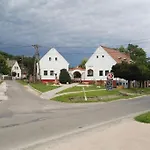 Nyaraló Gabriella Ház *
